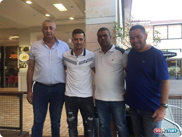 אבי מלכה במעמד החתימה